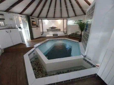 Location bungalow à Grand Bourg, Chalet charmant avec spa à Grand Bourg 25 m²