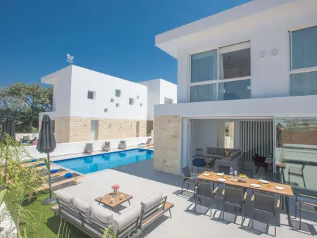 Villa neuve 4 chambres avec piscine au cœur de Protaras : photo 3