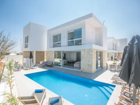 Location maison à Protaras, 4-Schlafzimmer-Villa mit Pool im Zentrum von Protaras