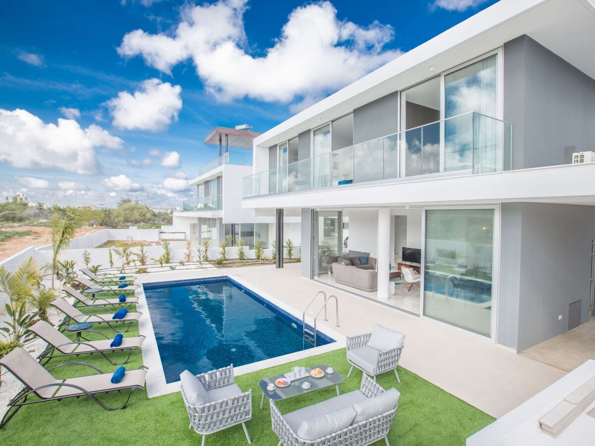 3-Schlafzimmer-Villa mit privatem Pool im Zentrum - Photo 2