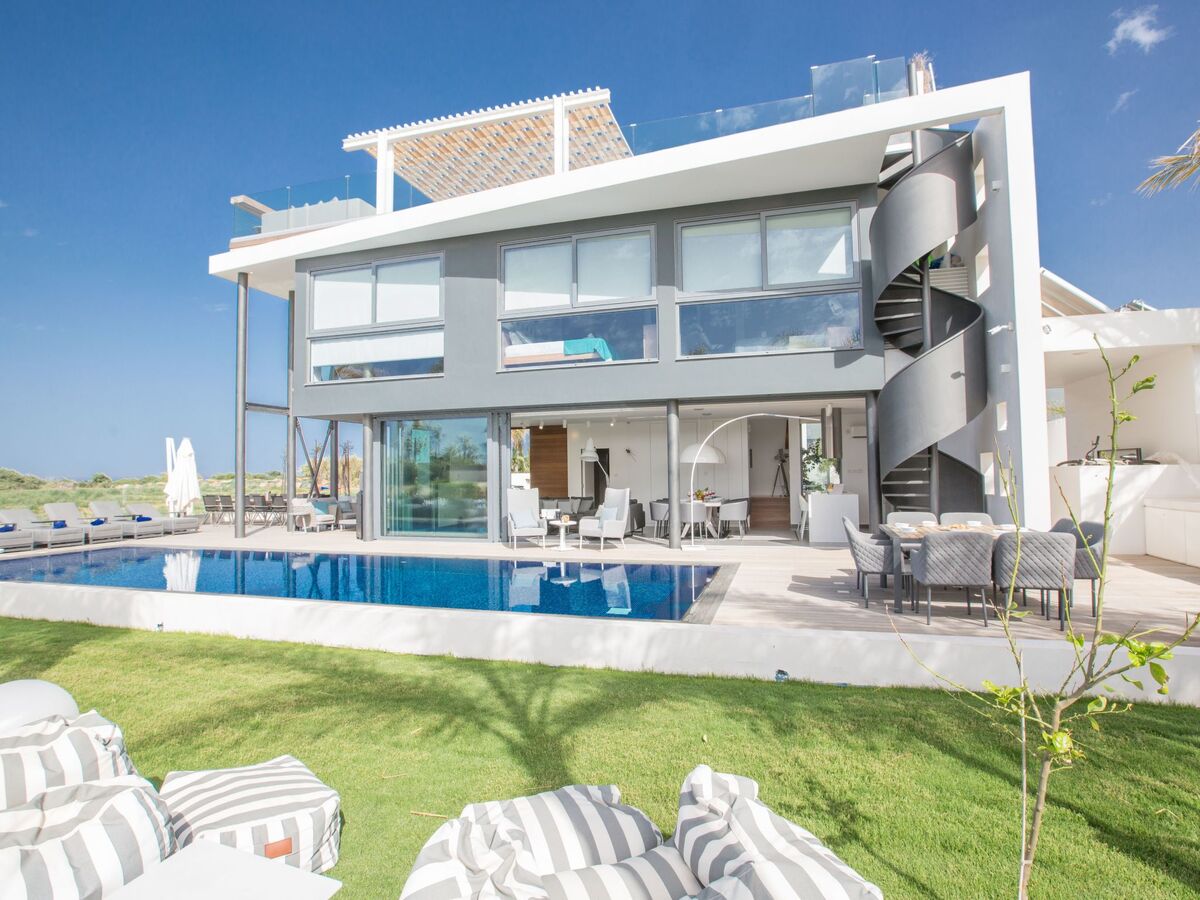 Maison 4 chambres Paralimni, piscine 15m et terrasse - Photo 3
