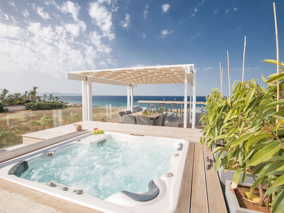 Maison 4 chambres Paralimni, piscine 15m et terrasse - Photo 5