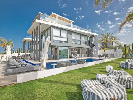 Maison 4 chambres Paralimni, piscine 15m et terrasse