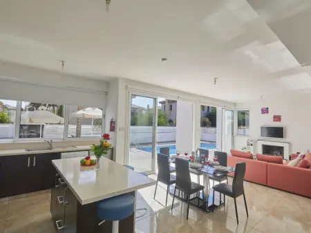 Villa Pearl PE17 à Paralimni, piscine privée et parking : photo 5