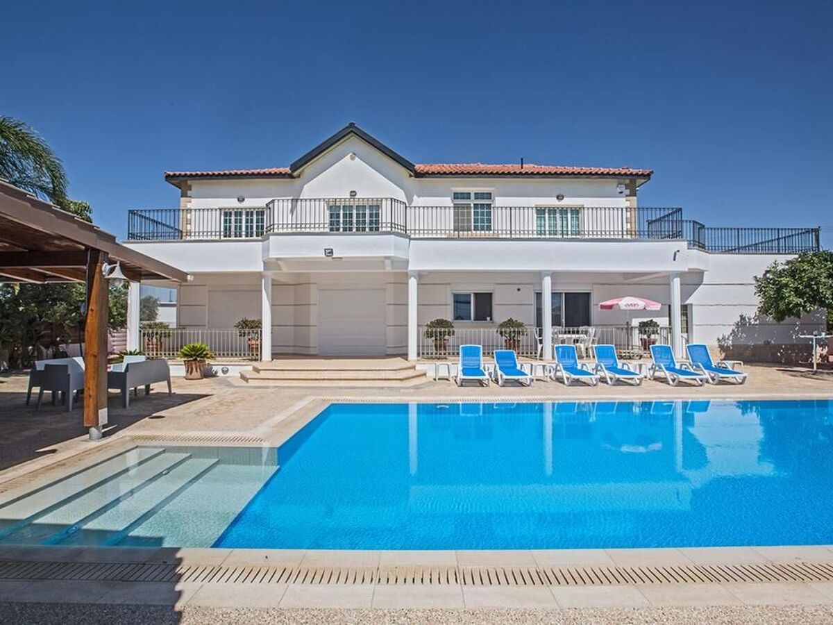 Villa 5 chambres à Paralimni, piscine privée et vue spectaculaire - Photo 1