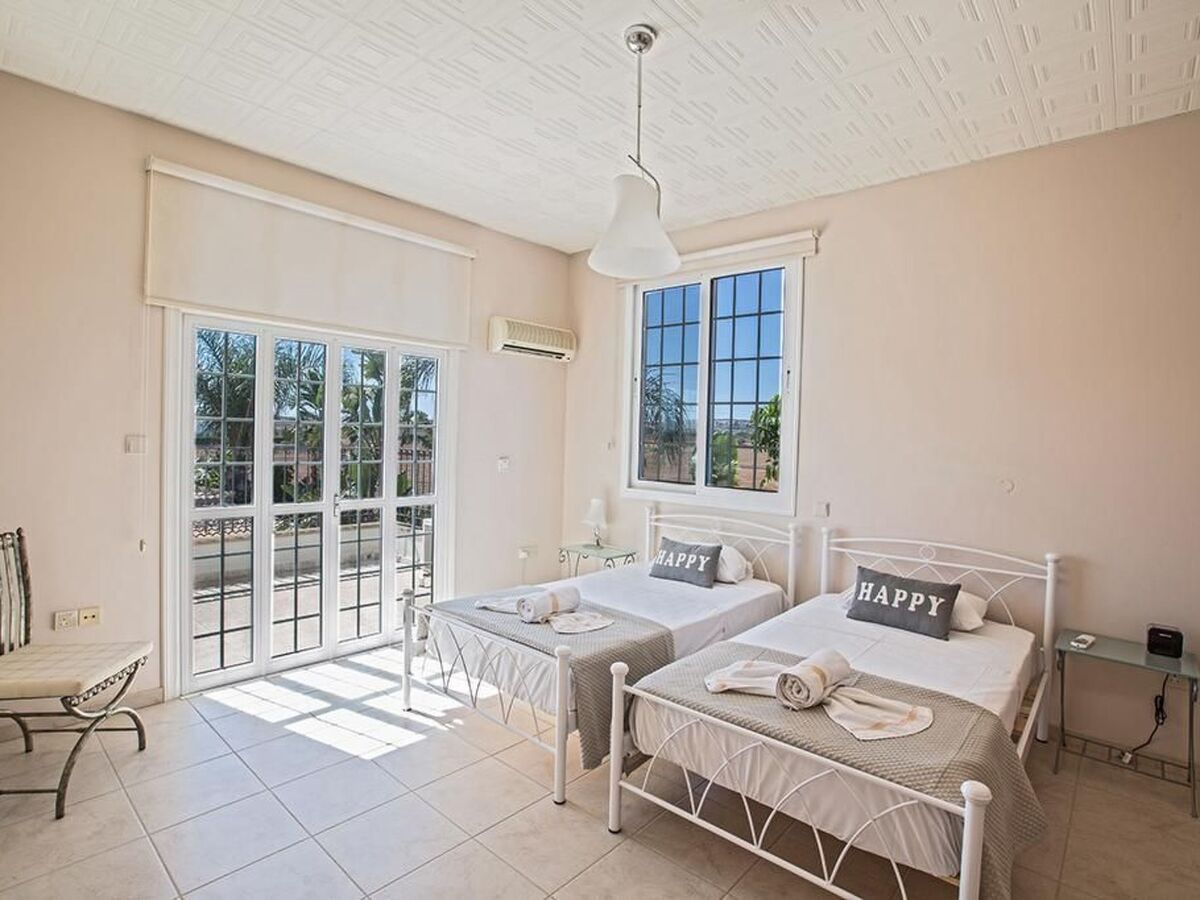Villa 5 chambres à Paralimni, piscine privée et vue spectaculaire - Photo 15
