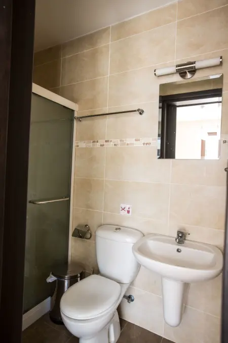 Appartement 2 chambres au RDC, Ayia Napa, piscine commune : photo 9