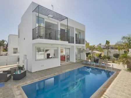 Location maison à Agios Georgios Pegeias, in Paralimni mit geräumigem Garten