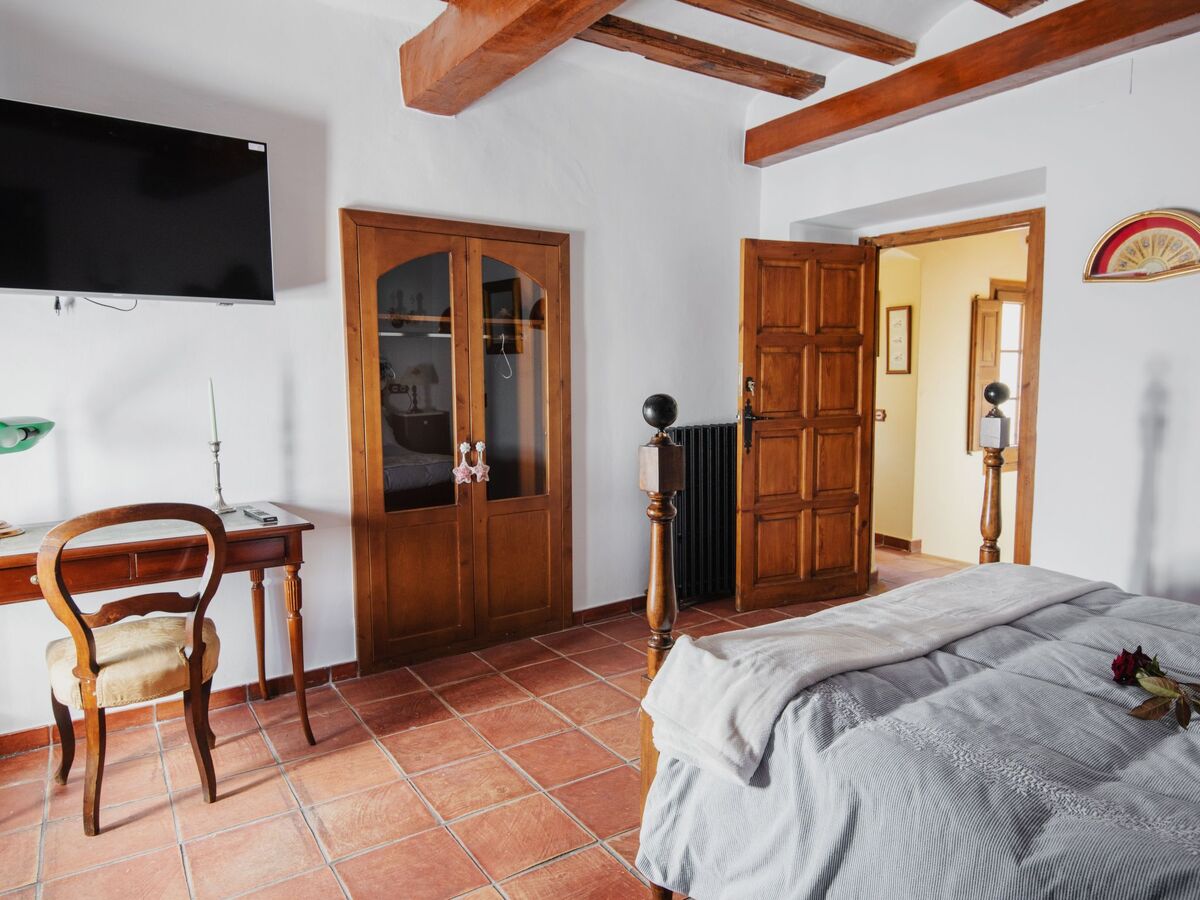Chambre en masia du XIIe siècle à Bigues - Photo 3