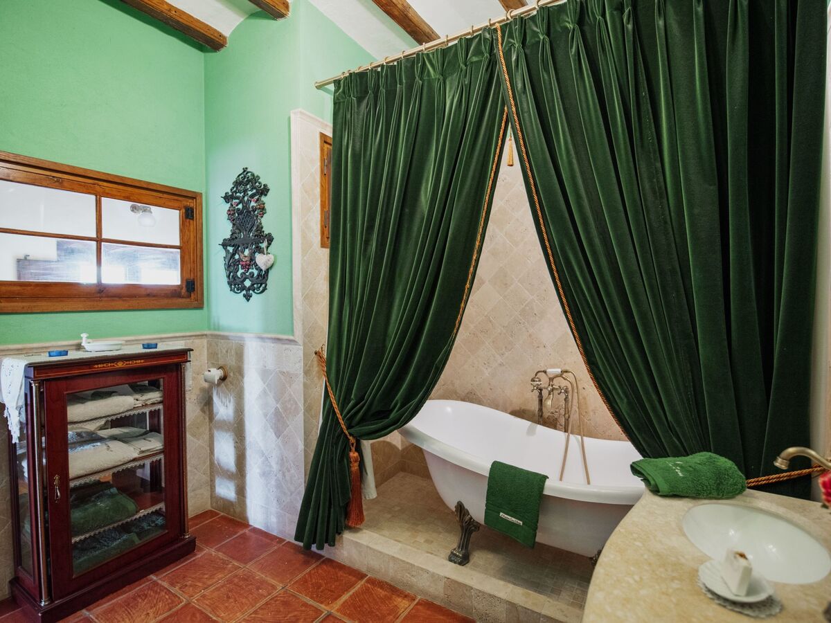Chambre en masia du XIIe siècle à Bigues - Photo 15