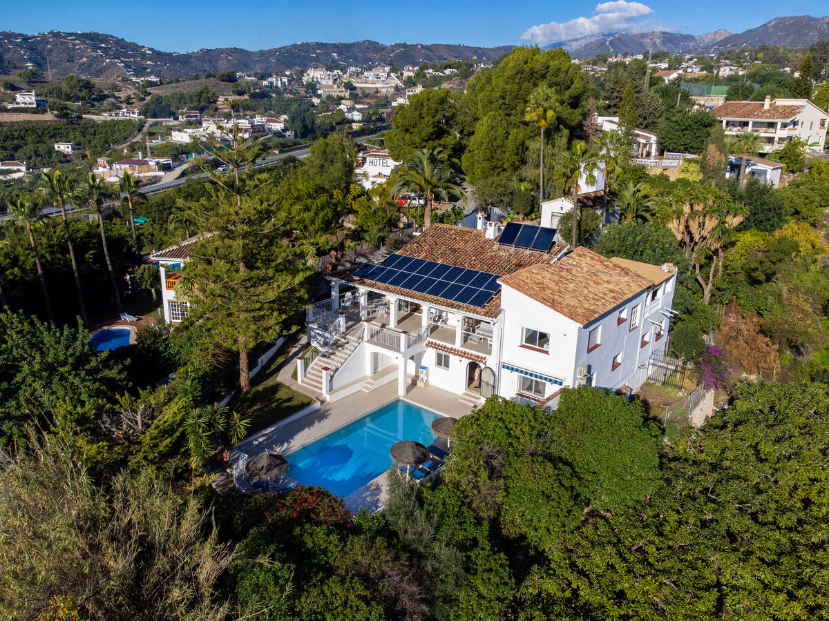 Villa Monet à Nerja : 4 chambres, piscine et vue mer - Photo 1