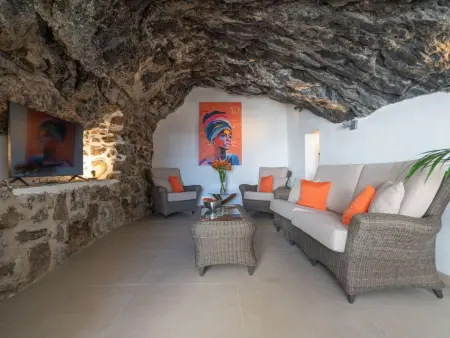 Location maison à Radazul, Spektakuläre Höhle mit zwei großen Terrassen am Meer