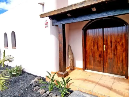 Komfortables Ferienhaus in Corralejo mit privatem Garten und beheiztem Pool - Photo 2