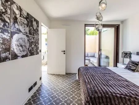 Appartement neuf centre-ville Saint-Tropez, parking garage : photo 3