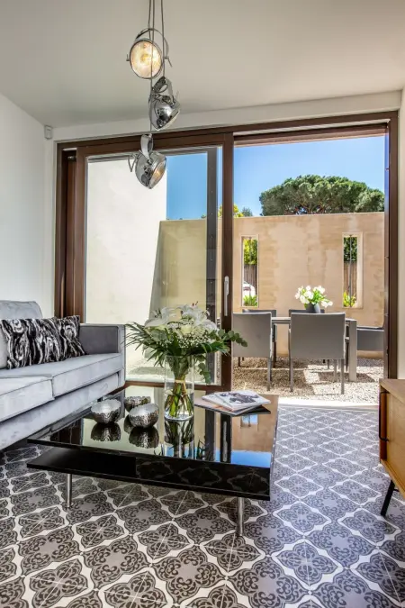Appartement neuf centre-ville Saint-Tropez, parking garage : photo 11