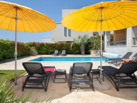 Villa avec piscine chauffée et vue mer à Pomer : photo 2