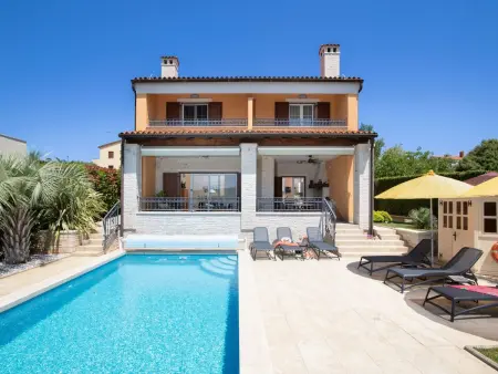 Villa avec piscine chauffée et vue mer à Pomer : photo 3