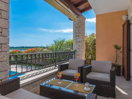 Villa avec piscine chauffée et vue mer à Pomer : photo 5