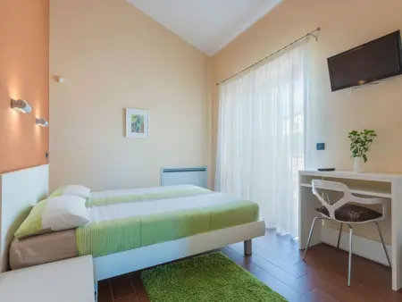 Villa avec piscine chauffée et vue mer à Pomer : photo 8