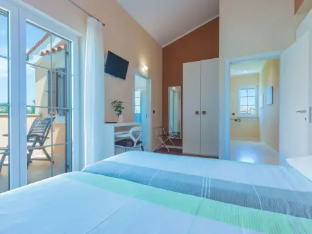 Villa avec piscine chauffée et vue mer à Pomer : photo 9