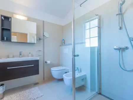 Villa avec piscine chauffée et vue mer à Pomer : photo 10