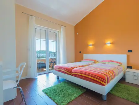 Villa avec piscine chauffée et vue mer à Pomer : photo 11