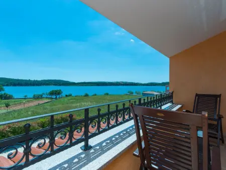 Villa avec piscine chauffée et vue mer à Pomer : photo 13