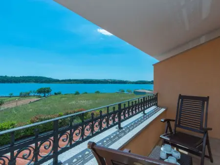 Villa avec piscine chauffée et vue mer à Pomer : photo 18