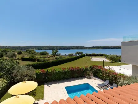 Villa avec piscine chauffée et vue mer à Pomer : photo 19