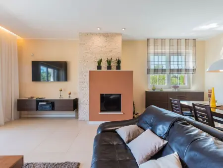 Villa avec piscine chauffée et vue mer à Pomer : photo 25