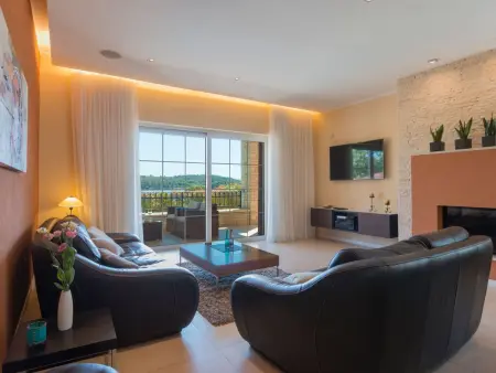 Villa avec piscine chauffée et vue mer à Pomer : photo 27