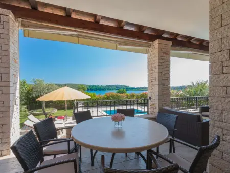Villa avec piscine chauffée et vue mer à Pomer : photo 36