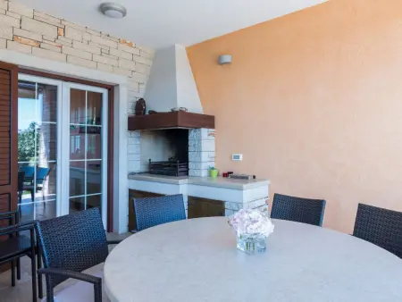 Villa avec piscine chauffée et vue mer à Pomer : photo 37