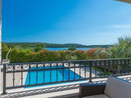 Villa avec piscine chauffée et vue mer à Pomer : photo 38