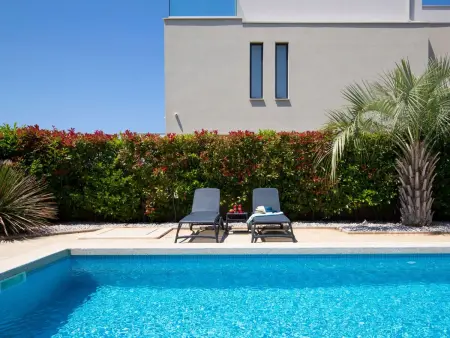 Villa avec piscine chauffée et vue mer à Pomer : photo 39