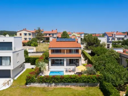 Villa avec piscine chauffée et vue mer à Pomer : photo 40