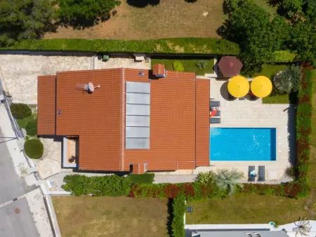 Villa avec piscine chauffée et vue mer à Pomer : photo 41