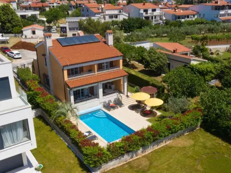 Villa avec piscine chauffée et vue mer à Pomer : photo 42