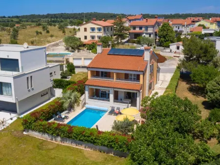 Villa avec piscine chauffée et vue mer à Pomer : photo 43