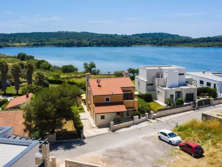 Villa avec piscine chauffée et vue mer à Pomer : photo 44
