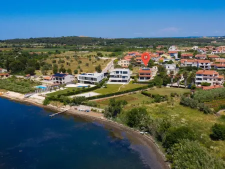 Villa avec piscine chauffée et vue mer à Pomer : photo 45