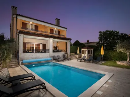 Villa avec piscine chauffée et vue mer à Pomer : photo 46