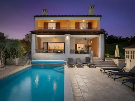 Villa avec piscine chauffée et vue mer à Pomer : photo 47