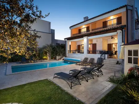 Villa avec piscine chauffée et vue mer à Pomer : photo 48