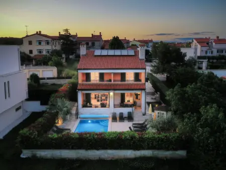 Villa avec piscine chauffée et vue mer à Pomer : photo 49