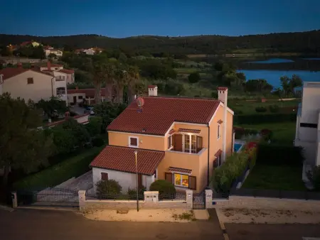 Villa avec piscine chauffée et vue mer à Pomer : photo 50
