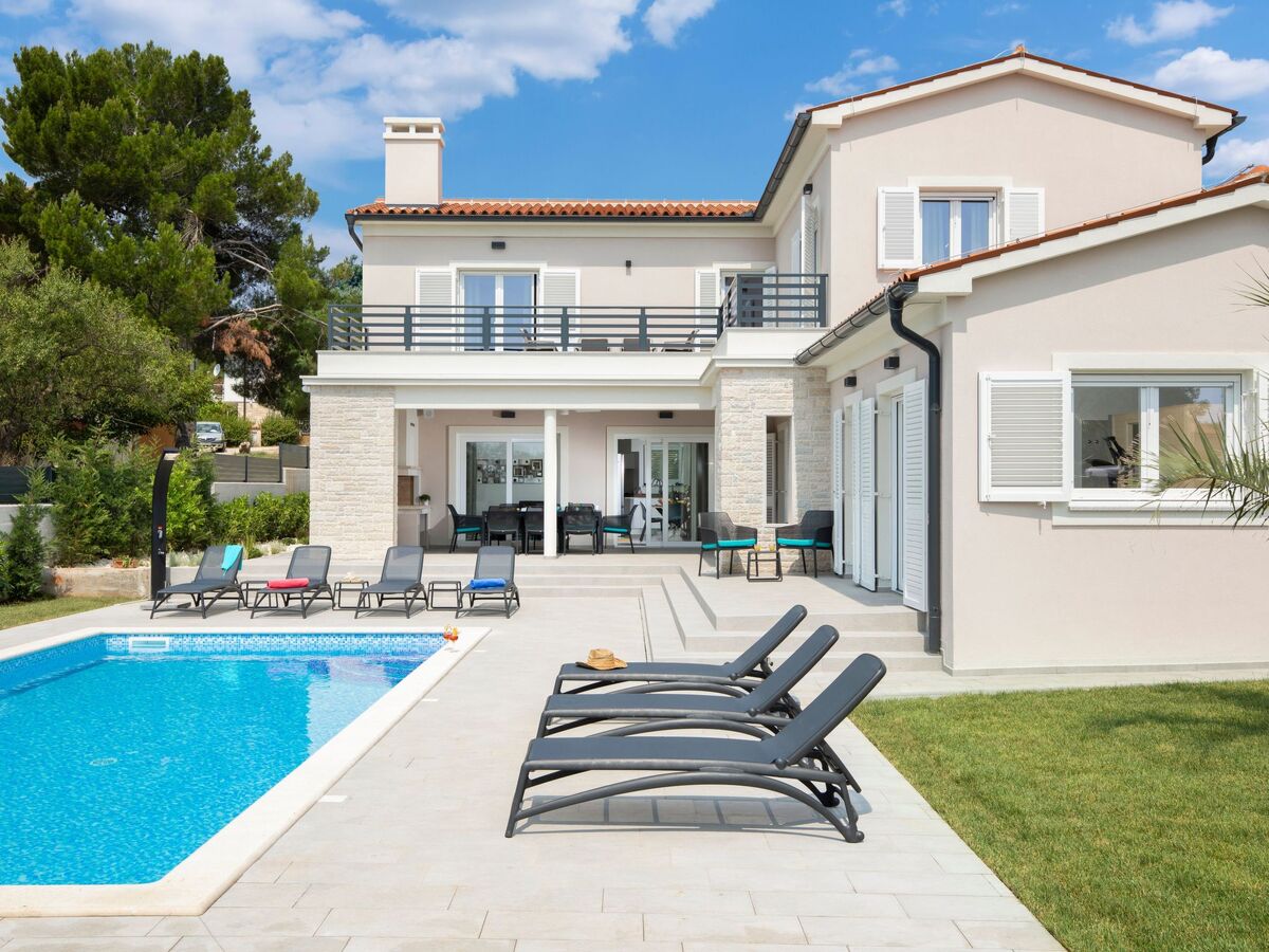 Villa Suprema Premantura : piscine chauffée et sauna - Photo 2