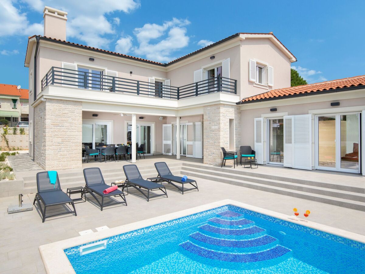 Villa Suprema Premantura : piscine chauffée et sauna - Photo 3