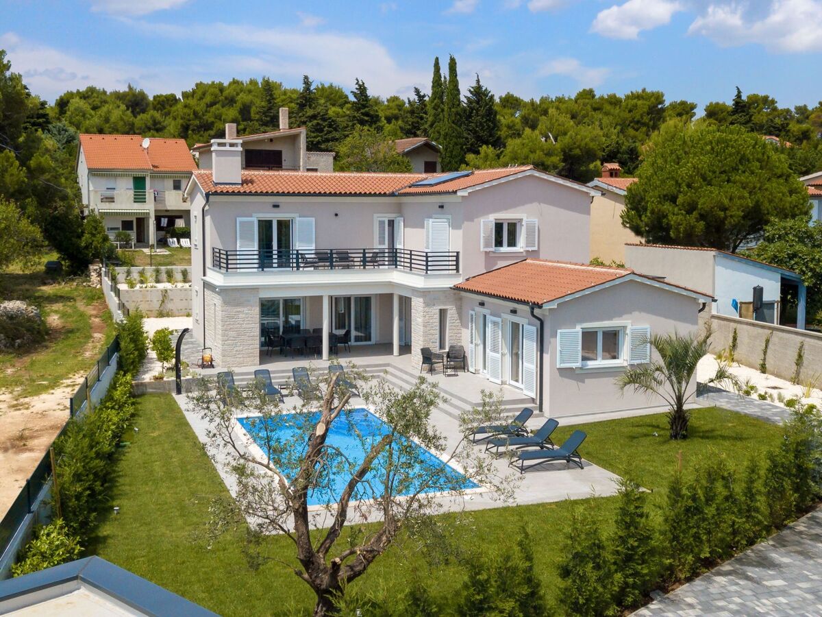 Villa Suprema Premantura : piscine chauffée et sauna - Photo 4