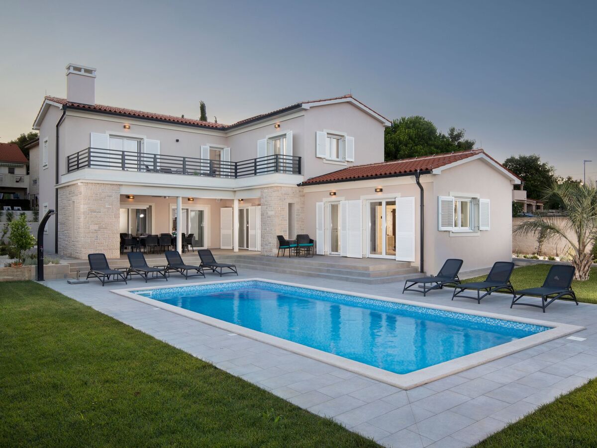 Villa Suprema Premantura : piscine chauffée et sauna - Photo 9